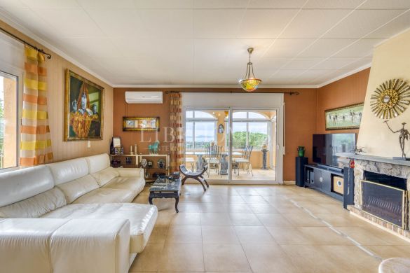 Elegant villa with breathtaking panoramic sea view in Rosas