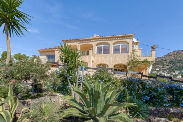 Elegant villa with breathtaking panoramic sea view in Rosas