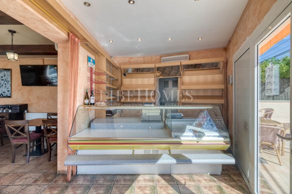 Grill restaurant with a 2-bedroom apartment in Roses, Costa Brava