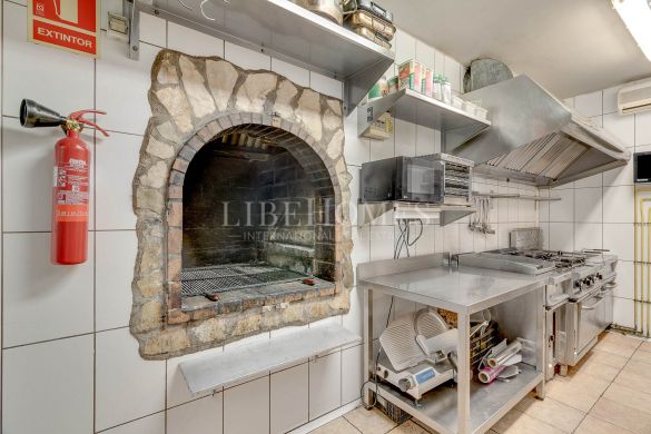 Grill restaurant with a 2-bedroom apartment in Roses, Costa Brava