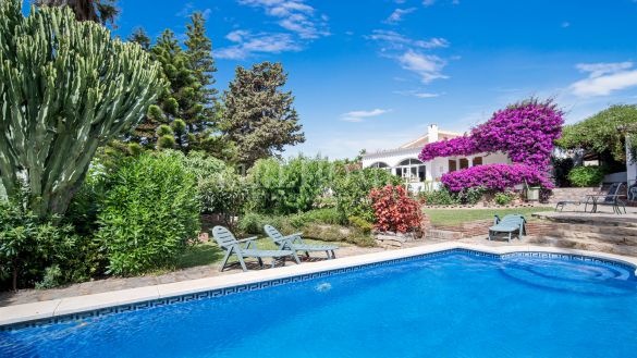 Villa located a short walk from the beach, west of Estepona town 