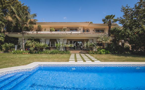 Elegant, classic-style villa with sea views in Marbella Golden Mile