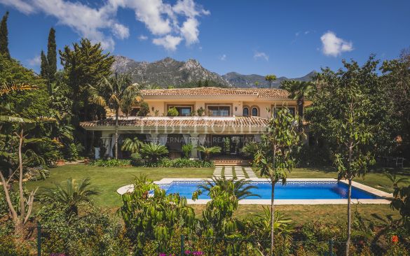 Elégante villa classique avec vue sur la mer, Marbella Golden Mile