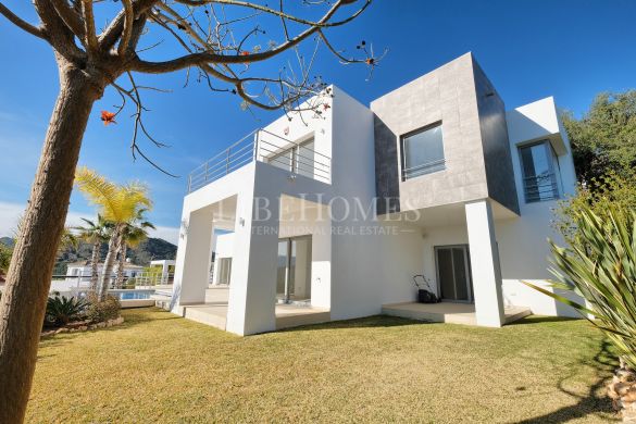 Villa nueva de estilo moderno en Puerto del Capitán, Benahavis