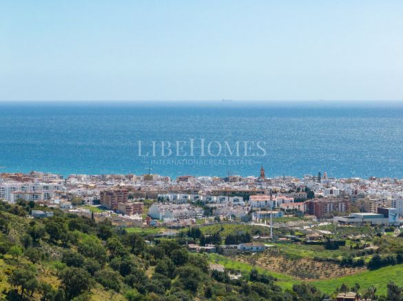 Terreno edificable muy cerca de Estepona, con increíbles vistas al mar