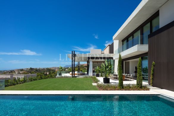 					Modern villa with amazing sea views in exclusive La Quinta, Benahavis	