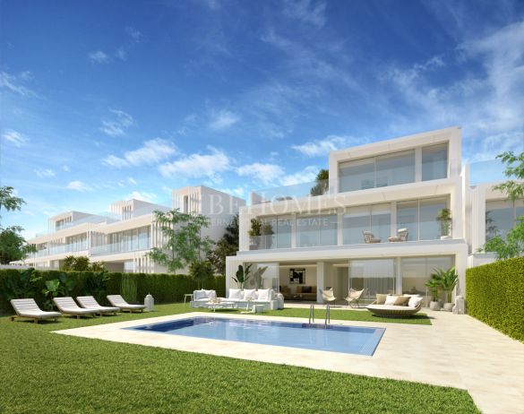 					New townhouses with panoramic sea views, golf frontline, in Sotogrande	