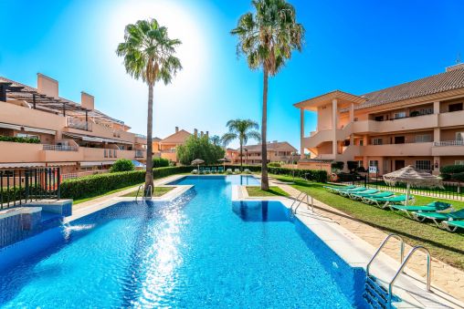 Amplio apartamento de 3 dormitorios y 2 baños con orientación sur en Elviria