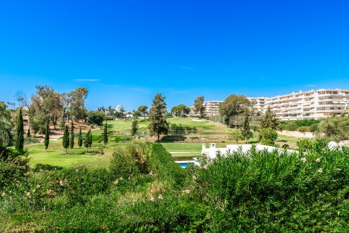 Sensational apartment with panoramic golf views in Marbella