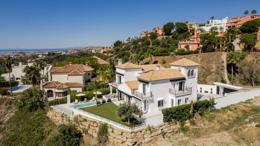 Luxury family villa with panoramic sea views in La Quinta, Benahavis