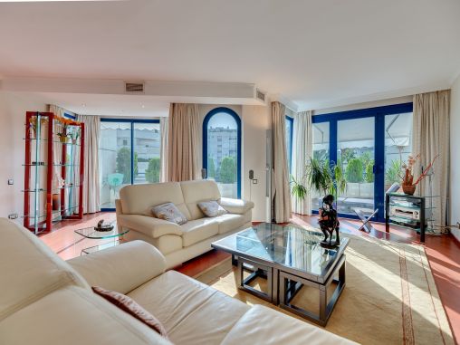 Triplex apartment with sunroof terrace next to the beach