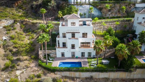 Große andalusische Villa in einer geschützten Wohnanlage