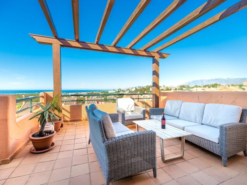 Bright penthouse with golf and sea views