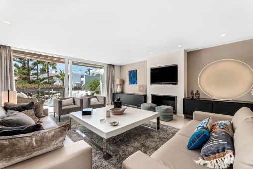 Stunning Front Line Beach Penthouse in Alhambra del Mar, Golden Mile