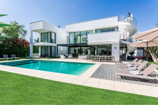Elegante und luxuriöse Villa 200 Meter vom Strand entfernt in Puerto Banús, Marbella