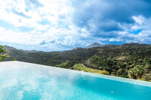 Impresionante villa nueva de estilo contemporáneo con vistas al mar y al golf