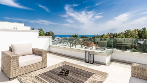 Stylish house with sea views in new gated community close to Puente Romano