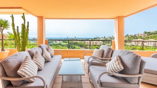 Immaculate apartment in Elviria with golf and sea views