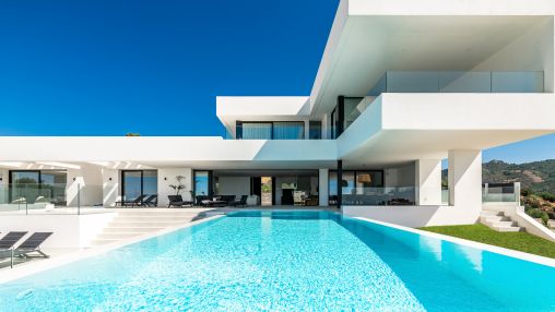 Contemporary dream home - panoramic sea views