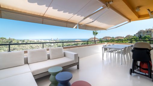 Un apartamento único con impresionantes vistas a la costa en "Elviria Hills"