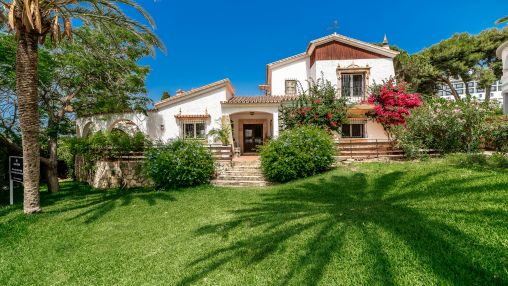 Villa in Los Monteros mit Meerblick