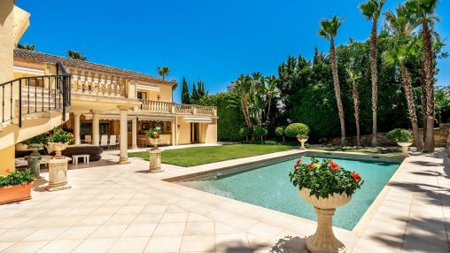 Prächtige Villa im klassischen Stil im Herzen des Golftals in Nueva Andalucia, Marbella