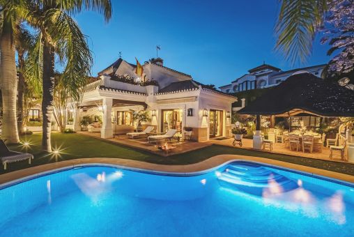 Luxuriöse Villa im andalusischen Stil mit Strandlage in Bahia de Marbella