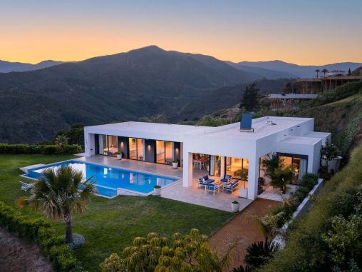 Contemporary villa with stunning panoramic sea views, Monte Mayor