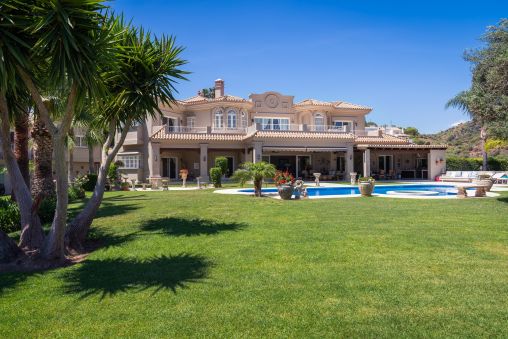 Exquisite andalusische Villa: Luxuriöses Anwesen mit atemberaubendem Panoramablick in Nueva Andalucia, Marbella