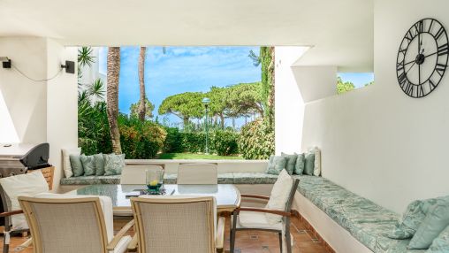 Apartment in erster Strandlinie mit Garten in Los Monteros, Marbella Ost