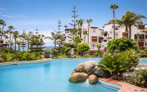 Luxurious Southwest-Facing Apartment in Marina Puente Romano