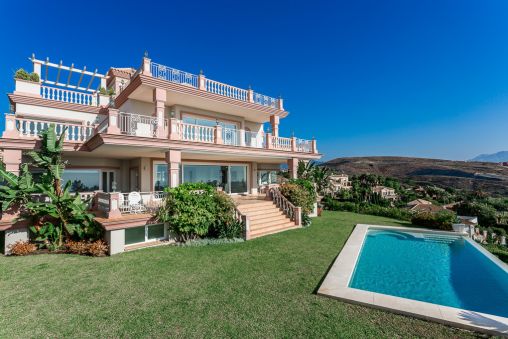 Adorable villa de 8 dormitorios con vistas abiertas al mar y acceso al golf