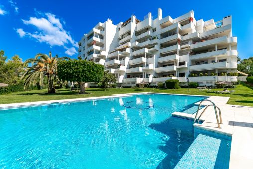 Excepcional Apartamento Espacioso en Urbanización en Primera Línea de Golf en Marbella