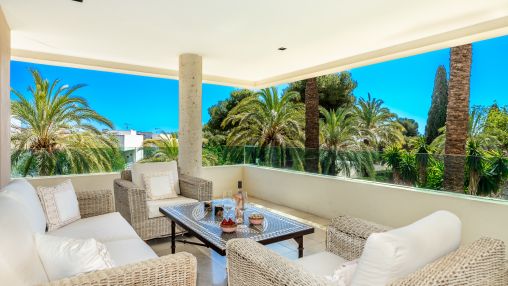 Luxury beachside apartment in Los Monteros, Marbella East