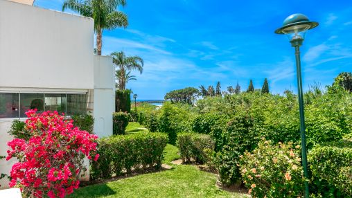 Apartamento con jardín en complejo en primera línea de mar, Marbella Este