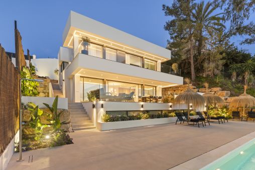 Amazing west-facing villa with great sea views in Nueva Andalucía, Marbella