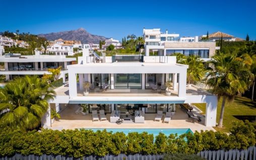 Contemporary villa in a prestigious community in Nueva Andalucia, Marbella