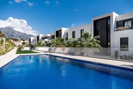 Apartamento de lujo con vistas al mar en Nueva Andalucia, Marbella