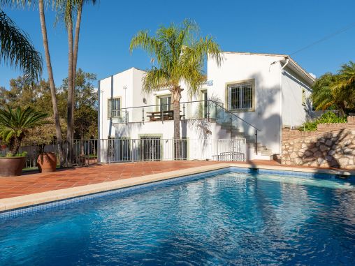 Casa de estilo andaluz con piscina privada