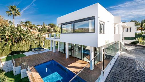 Moderne Villa mit Innenpool und Blick ins Grüne