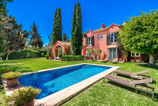 Lovely Andalusian Beachside Villa Close to Amenities