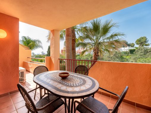 Bright apartment 15 mins walk from the beach