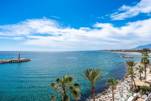 Spektakuläre riesige Penthaus in erster Strandlinie in Puerto Banus, Marbella