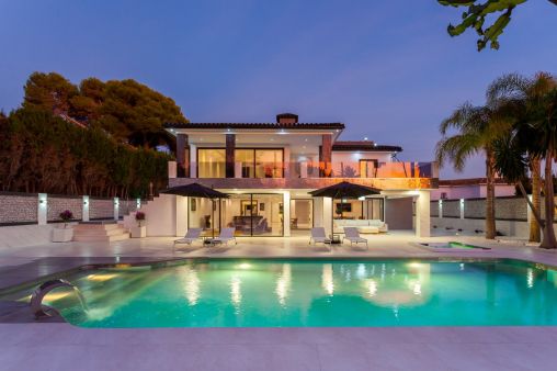 Villa lujosa moderna a 100 metros de la playa en Los Monteros Marbella
