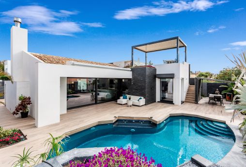 Villa moderna de alta calidad tan solo 150m de la playa en Las Chapas Playa Marbella