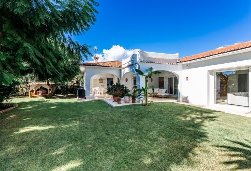 Marbella, Fantastic villa 200 meters from the beach in Los Monteros