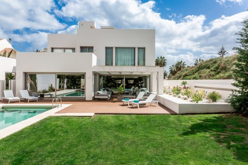 Spektakuläre moderne Villa auf der Strandseite Goldene Meile