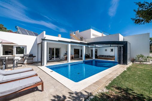 Villa lujosa moderna cerca del mar