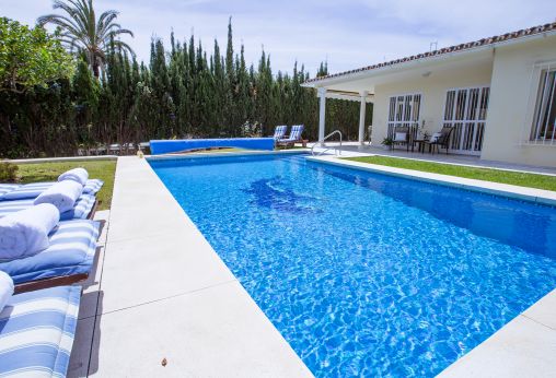 Villa with license for a new project next to the beach in Los Monteros