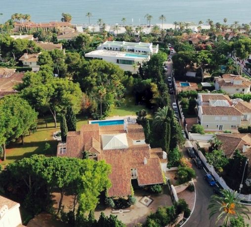 Villa en parcela de 5000 m2 a 100m de la playa en Los Monteros Marbella